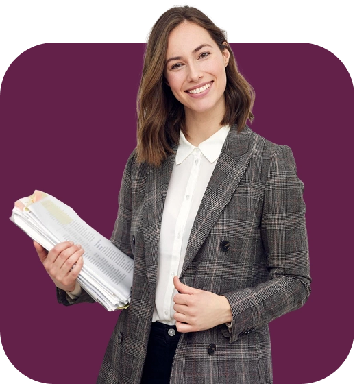 Une femme souriante tenant des documents, vêtue d'un blazer à carreaux, d'une chemise blanche et d'un pantalon foncé. Elle respire la confiance sur un fond noir uni.