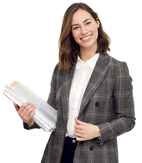 Une femme souriante tenant des documents, vêtue d'un blazer à carreaux, d'une chemise blanche et d'un pantalon foncé. Elle respire la confiance sur un fond noir uni.