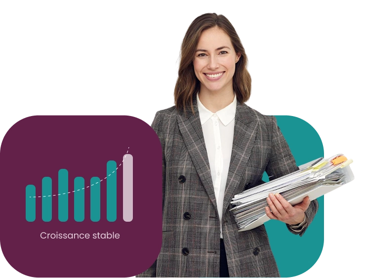 Une femme vêtue d'un manteau à carreaux tient une pile de dossiers et sourit sur un fond noir. Elle semble professionnelle et sûre d'elle.